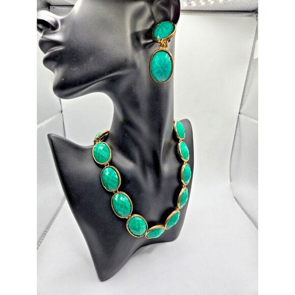 Vintage Amrita Singh glass green cabachon necklace and clip earring set - Picture 4 of 11